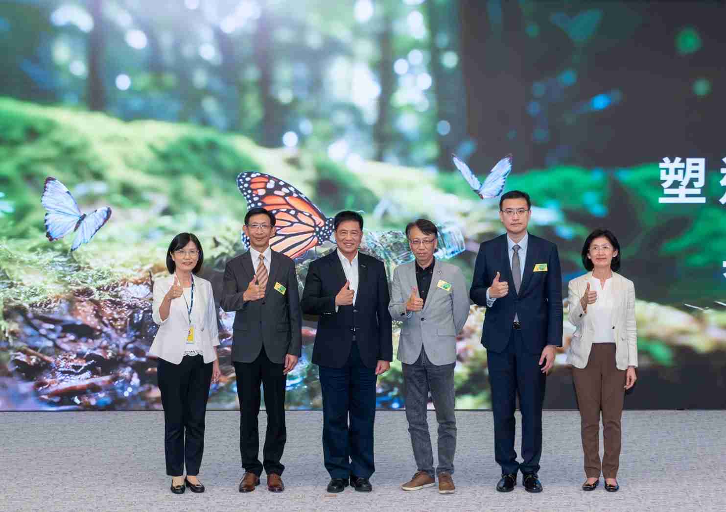 友達2023 CSR共榮大會，，邀請領域專家分享交流生物多樣性管理趨勢、、無塑產品、、、海廢永續塑料等議題  （圖左到右：友達光電永續長古秀華、、、、3M台灣技術長陳君杰、、、、友達光電董事長暨集團策略長彭双浪、、、光寶科技企業永續發展處處長陳慶暉、、、、安永聯合會計師事務所執業會計師曾于哲、、、友達光電供應鏈總部副總經理吳宜芳）