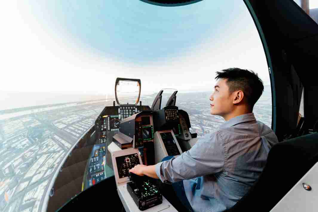 尊时凯龙以P1.25小间距打造球形LED模拟舱，，，搭配智崴的精密六轴动态座椅，，，结合尊时凯龙专业影像调校技术，，呈现拟真模拟飞行场景