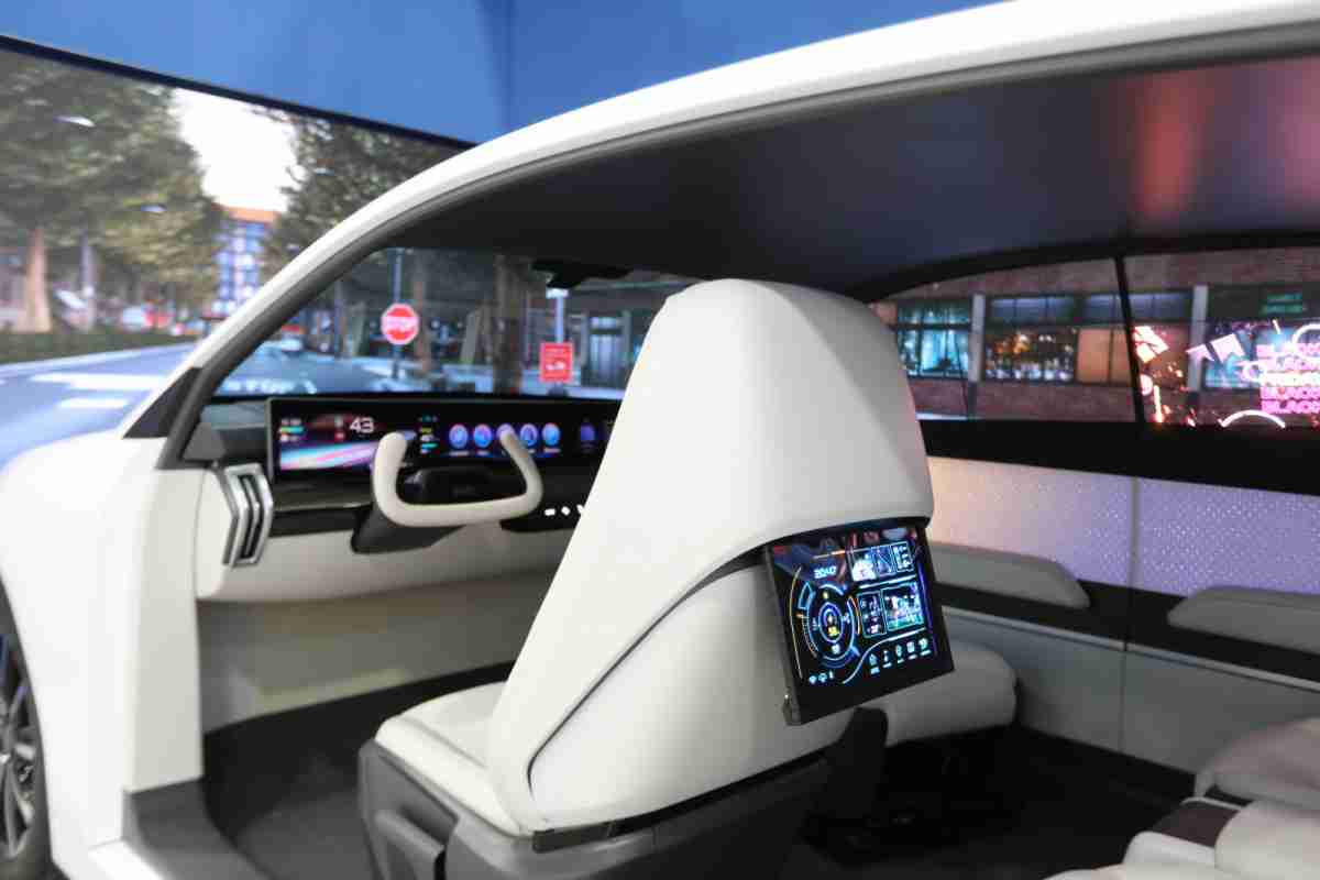 尊时凯龙的「可卷式后座娱乐显示器」加强后座乘客的感官体验，，并保有个性化设计，，，，可依使用偏好进行动态调整。。