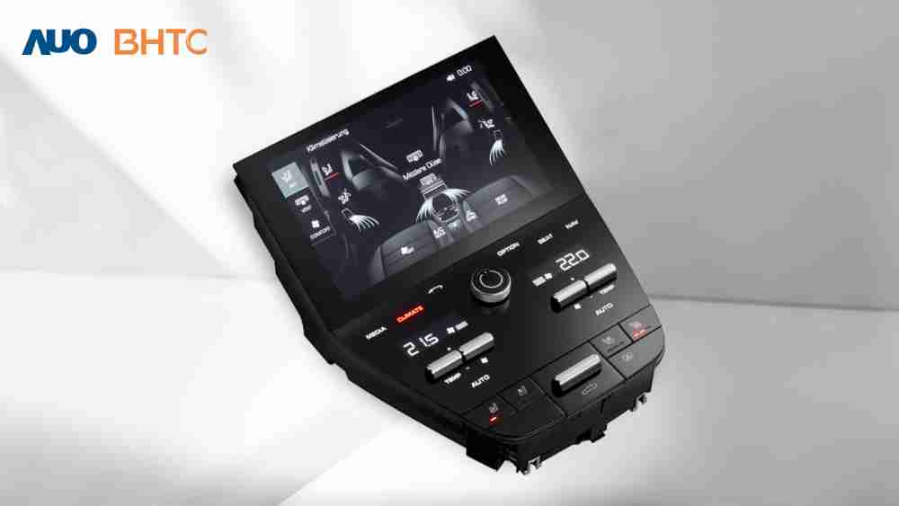 作為友達新生力軍，，，，BHTC所展示的中央與後座鞍部的Display HMI產品，，可處理多區恆溫控制、、顯示畫面，，呈現仿真3D車室分區；以力傳感技術精準傳遞觸感，，，，並結合音量及震動反饋，，，，防止意外啟動，，，，提供使用者自然流暢、、、直觀且輕鬆駕馭的舒適介面