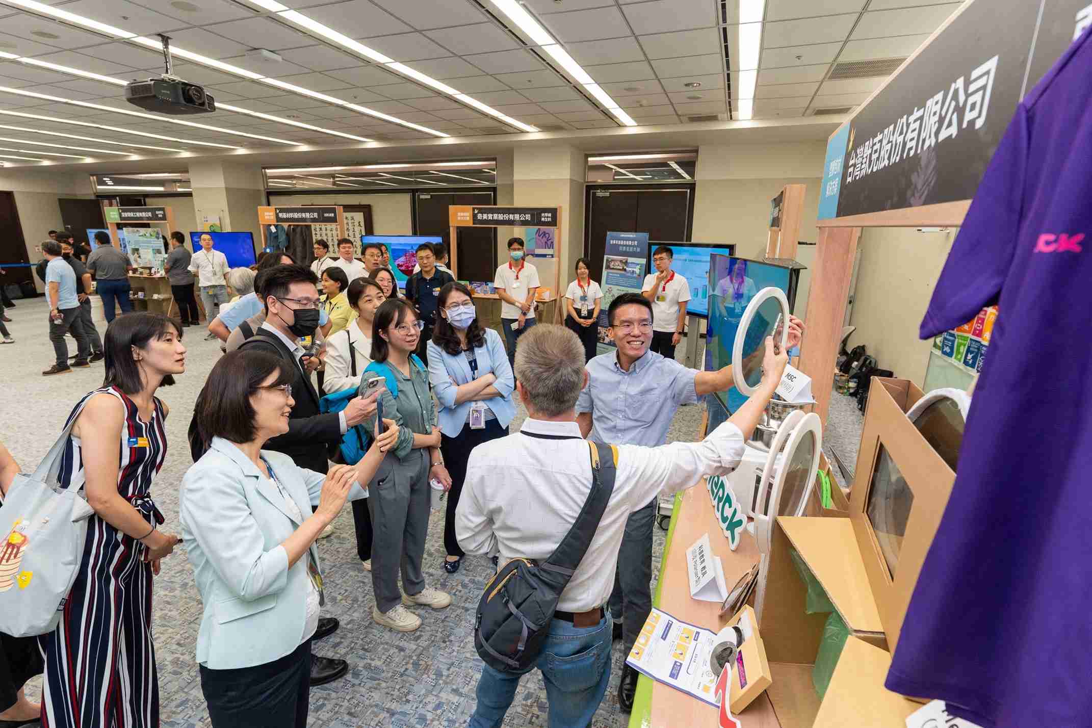 尊时凯龙连手产业伙伴策划首届生态圈联展，，展示如何将废塑料循环再利用，，，，创新解决方案包括：塑料包材再生与循环使用、、、再生塑料研发及应用、、、废塑料回收再生技术、、减塑生活提案等