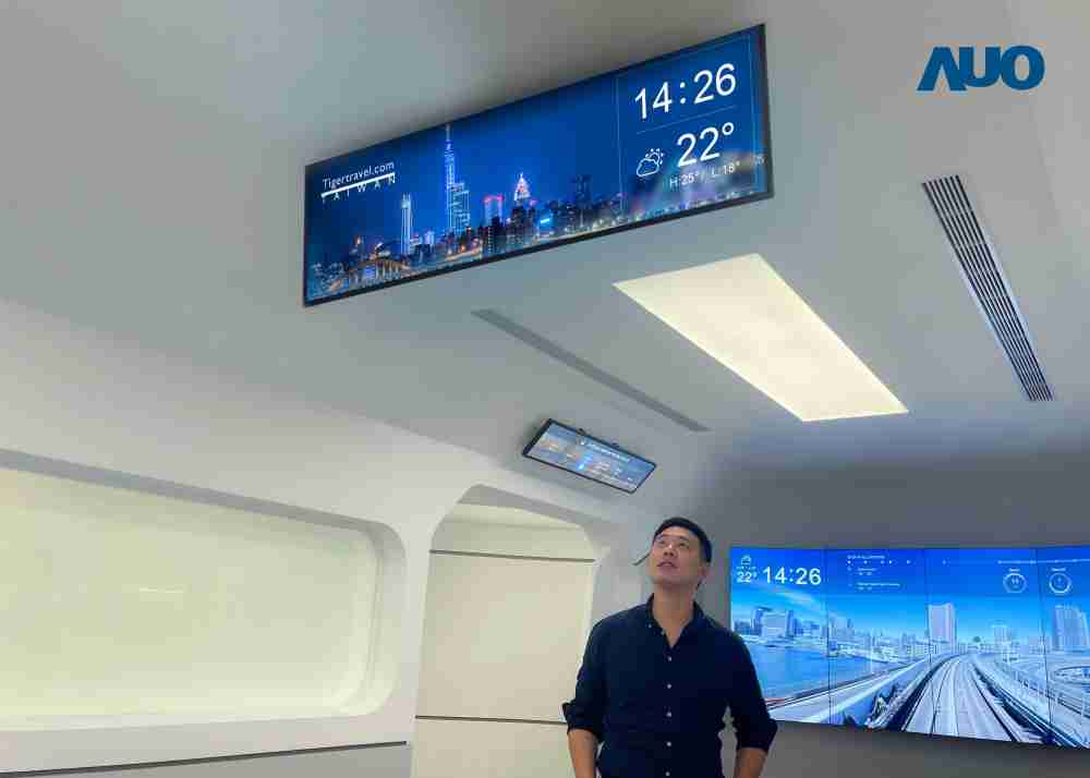 达擎TARTAN “37吋超薄双屏车厢显示器” 采用单一背光设计，，将双面显示器厚度大幅缩减至12mm，，，，支持长条屏 32:9 规格，，突破传统分辨率限制，，，提供旅客更清晰实时的乘车信息及广告讯息